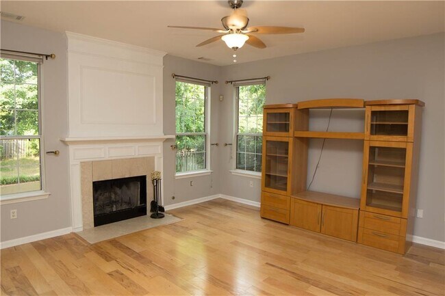 Building Photo - 5025 Baywood Dr