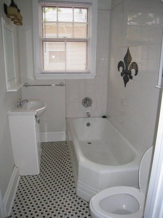 Building Photo - Charming 1-Bedroom Apartment in the Heart of Mid-City