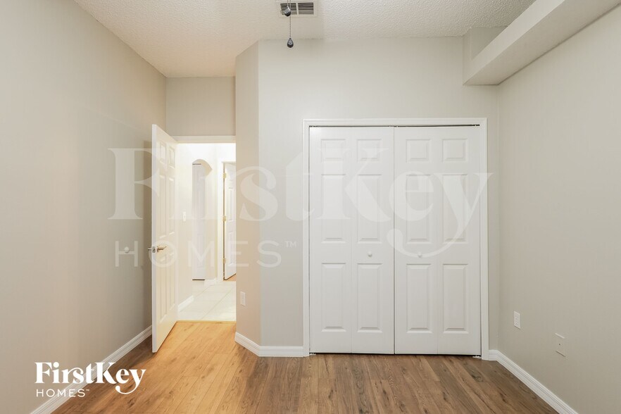 Building Photo - 825 High Pointe Cir