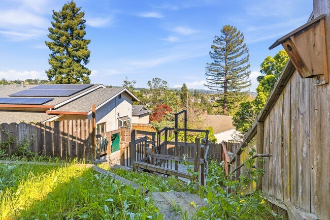 Building Photo - Expansive Valley Views & Private Living in Castro Valley - 4BD/3BA Exec Home