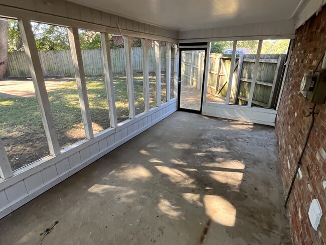 Building Photo - 1601 Favell Dr