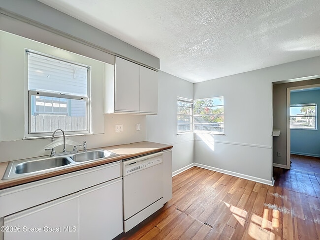 Building Photo - 541 E Fee Ave