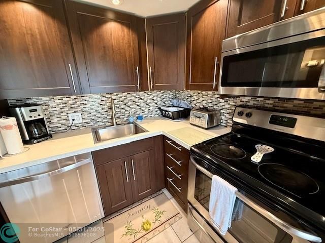 Building Photo - 3250 N Palm Aire Dr