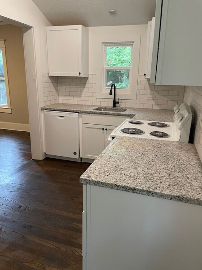 Building Photo - 2bd/1ba Bungalow Available Now!!