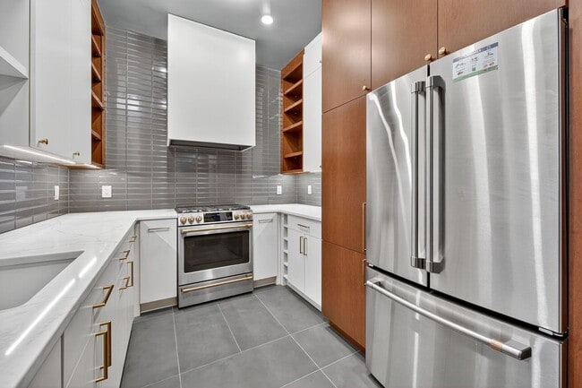 Building Photo - Available Now! High End 2 Bed 2 Bath in Luxury Building with Pool, Gym, Parking