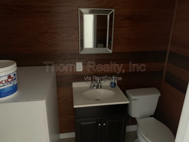 Building Photo - 813 Clark St