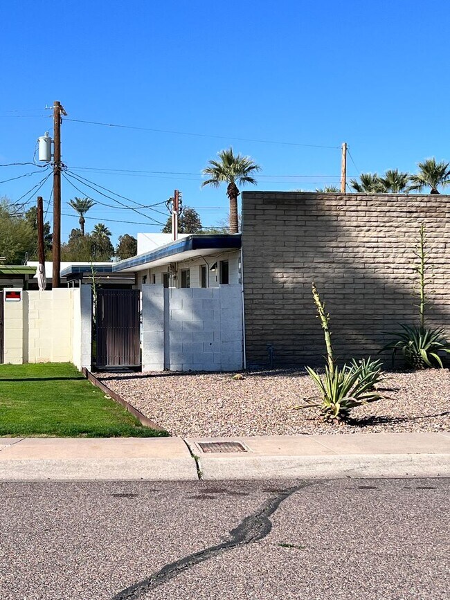 Building Photo - Arcadia-Biltmore area apartment -- MOVE IN...