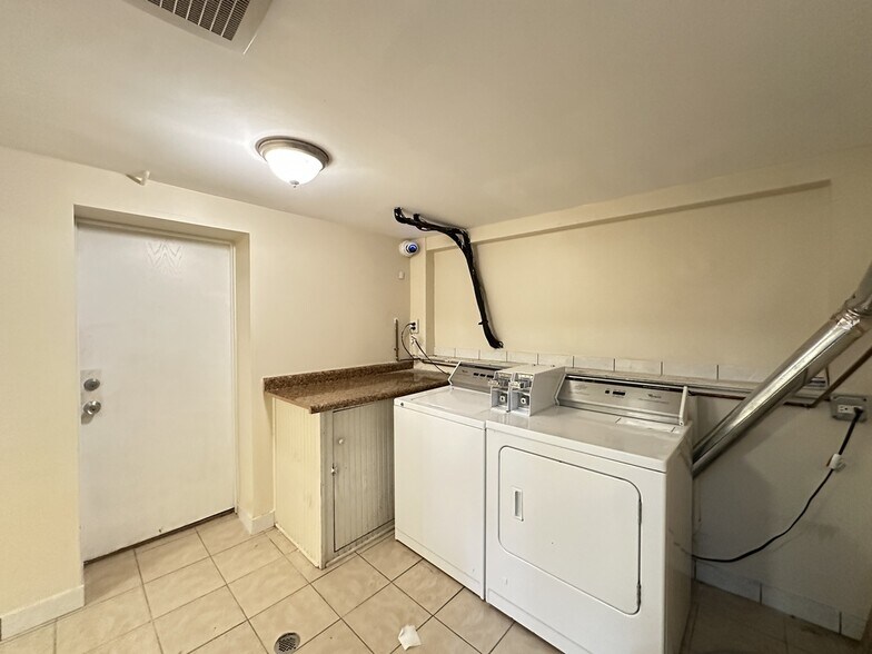 Building Photo - 2028 N Hamlin Ave