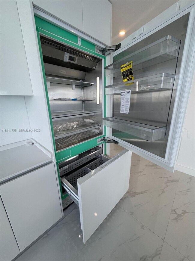 Building Photo - 700 NE 24th St