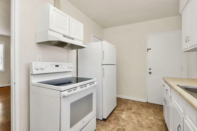 Building Photo - Cute 2 Bedroom Condo in Selwyn Village!