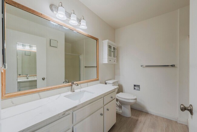 Building Photo - Beautiful remodeled 2 bed 2 bath townhome ...