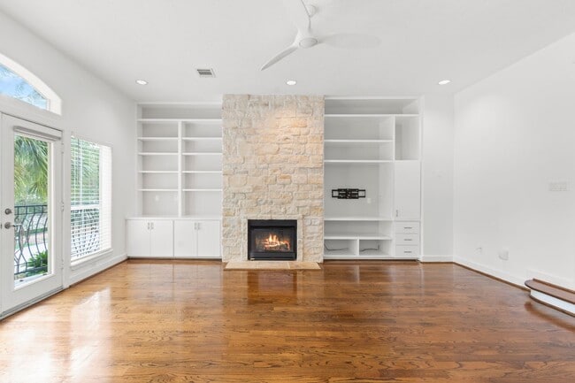 Building Photo - Live Near Memorial Park! Spacious 3BR with...