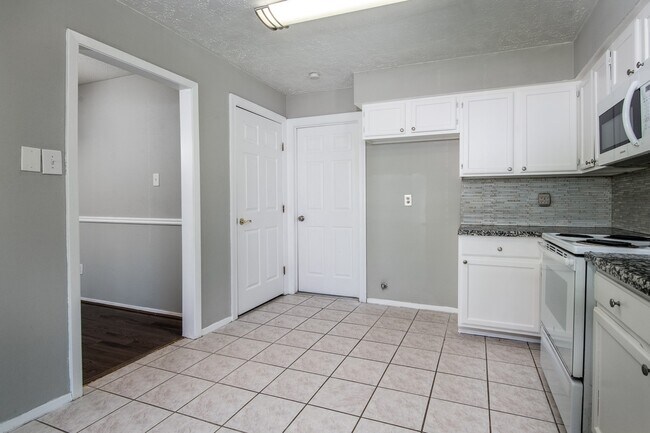 Building Photo - 16210 Cypress Point Dr