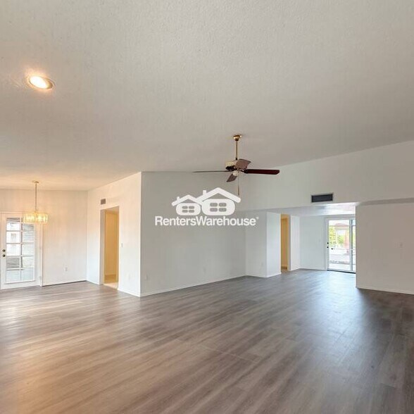 Building Photo - 1011 E Renee Dr