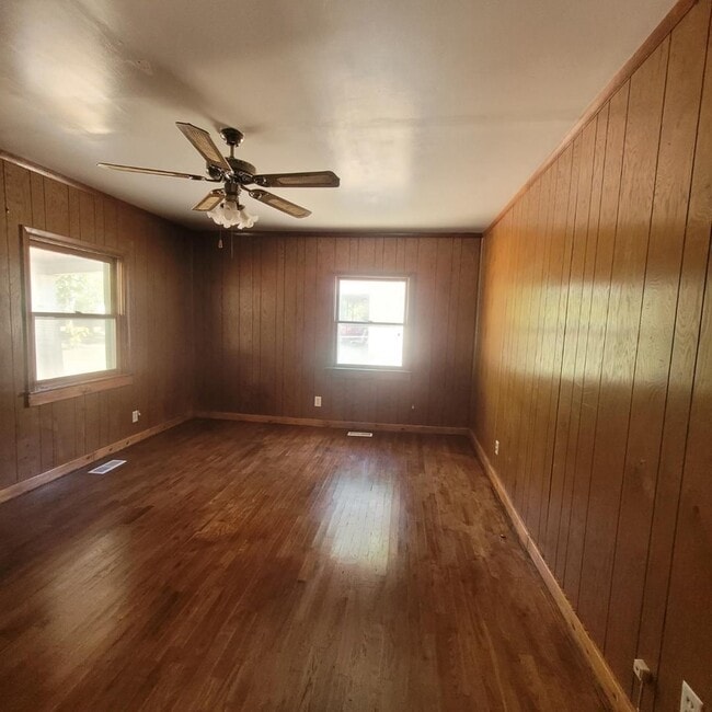 Building Photo - $795 - 2 bed 1 bath - Single Family Home