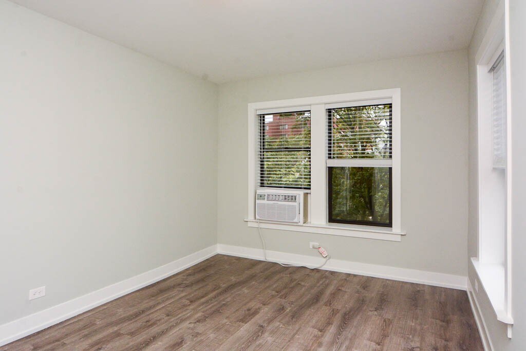 Building Photo - 712 W Brompton Ave