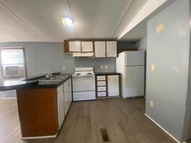 Building Photo - 2 Bedroom 1 Bath Mobile Home in Greenevill...