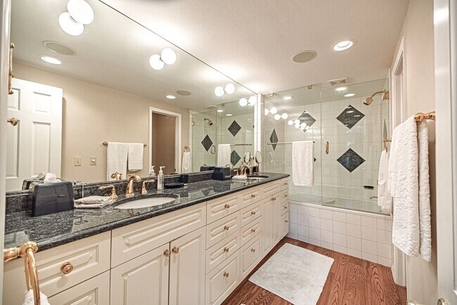 Building Photo - Luxury Living at Camels RIdge