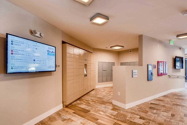 Building Photo - Parla