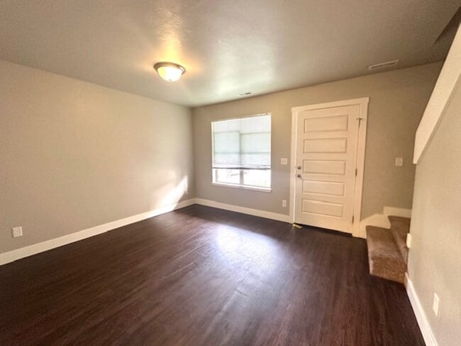 Building Photo - 385 480 W