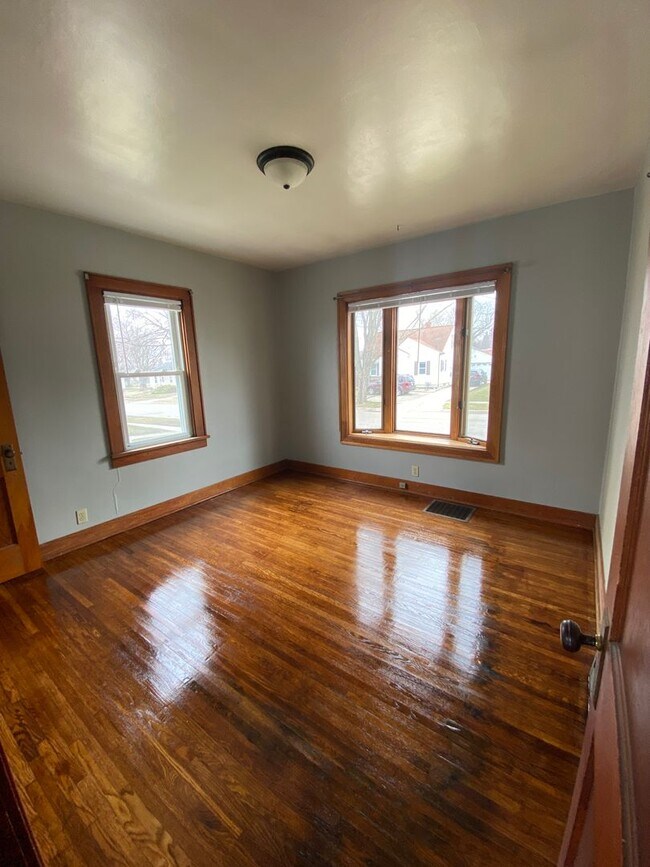 Building Photo - 2 Bedroom 1 Bath with garage! 1717 Hawthor...