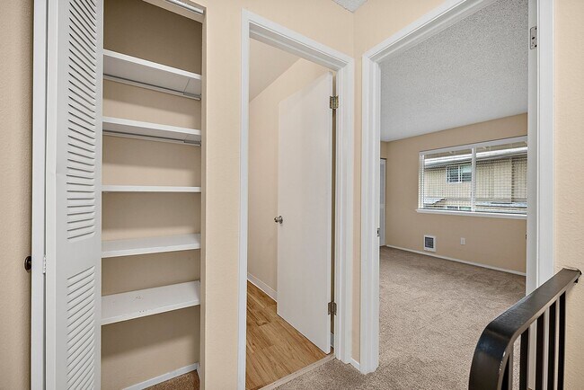 Building Photo - North Tacoma Condo Living | 2 Bed, 1.5 Bath End-Unit | Great Amenities!