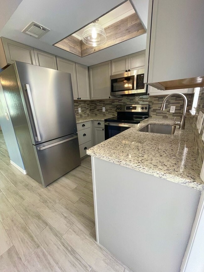 Building Photo - RARE Fort Myers Beach Townhome Now Available