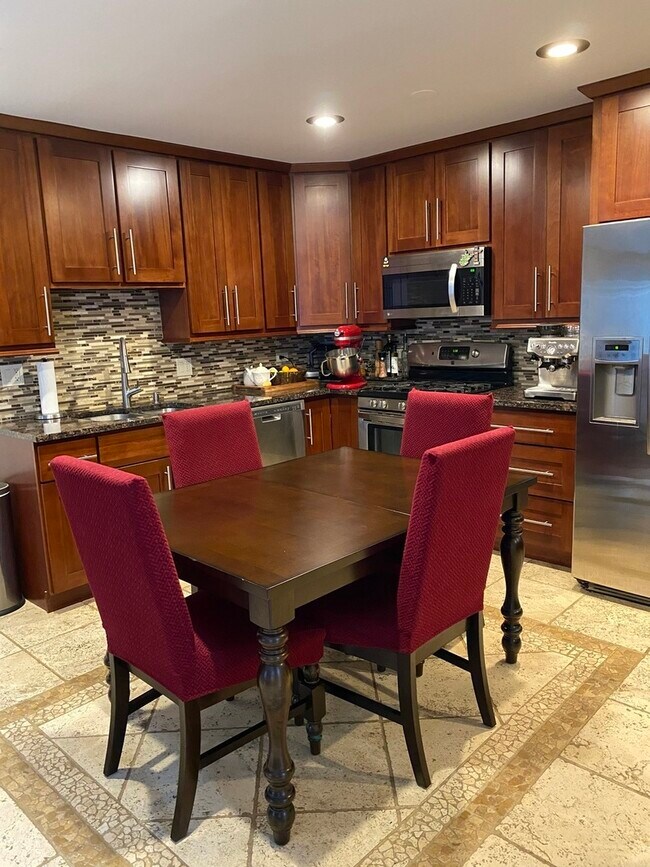 Building Photo - 1581 Quaker Ln