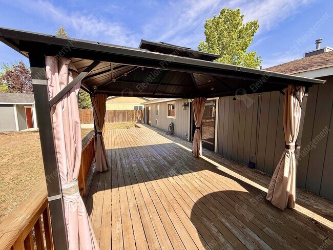 Building Photo - Single-Level 3 BR in NE Bend with large fully-fenced yard