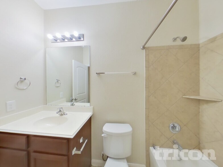 Building Photo - 4607 Le Villas