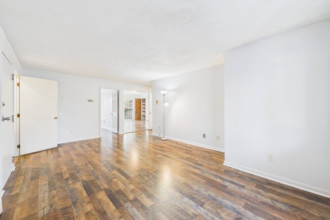 Building Photo - 20 Oak St