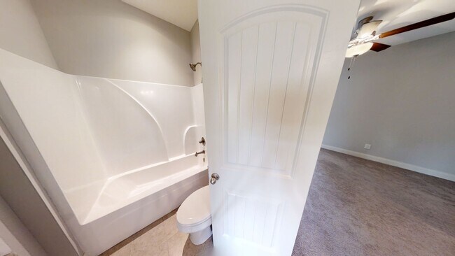 Building Photo - Pristine 3 Bedroom Unit at Eagle Ridge Tow...