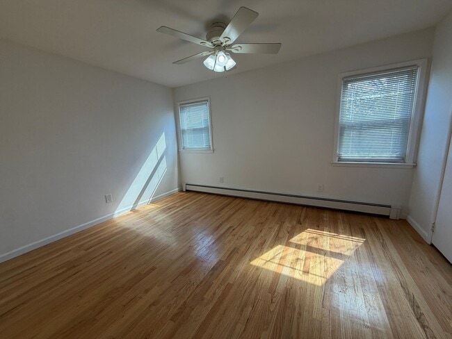 Building Photo - 10 E 10th St