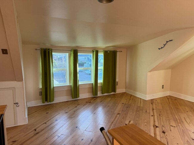Building Photo - Adorable 1 BD + Loft and Office Bungalow in SE Richmond Neighborhood. ** Central Heat & AC! **