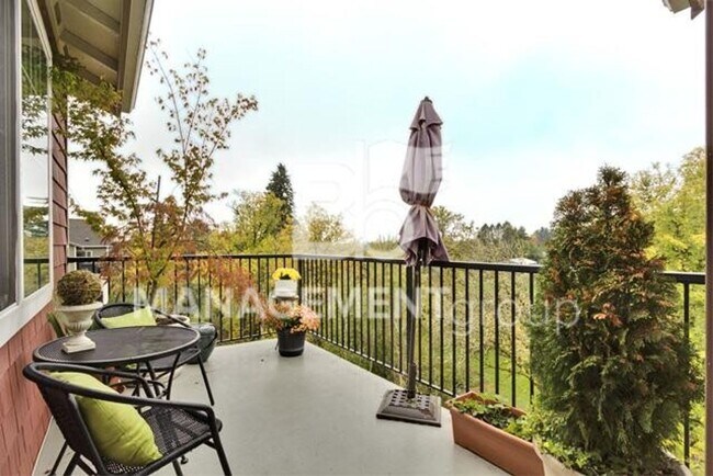 Building Photo - Light & Bright Timberland Condo in NW Portland MUST SEE!!! Garage Included