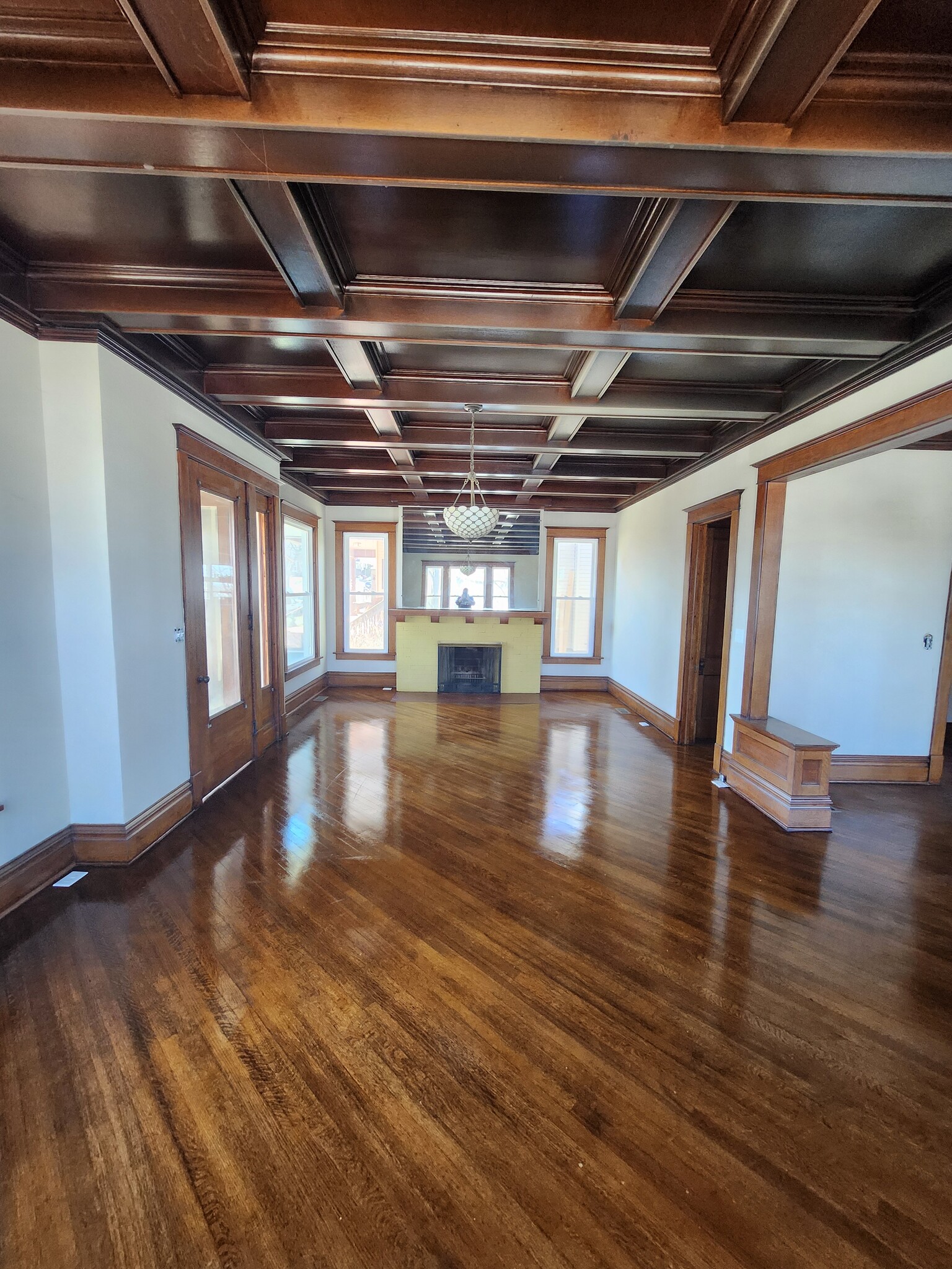 Building Photo - 403 W 4th St