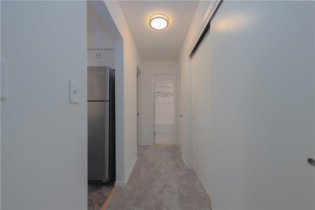 Building Photo - 8 E Lawrence Park Dr
