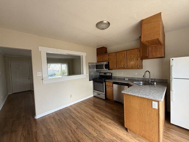 Building Photo - Move-in Ready 2 bed 1 bath home in Sacramento
