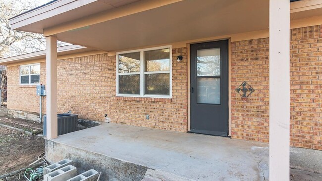Building Photo - 1822 Greenwood Ln