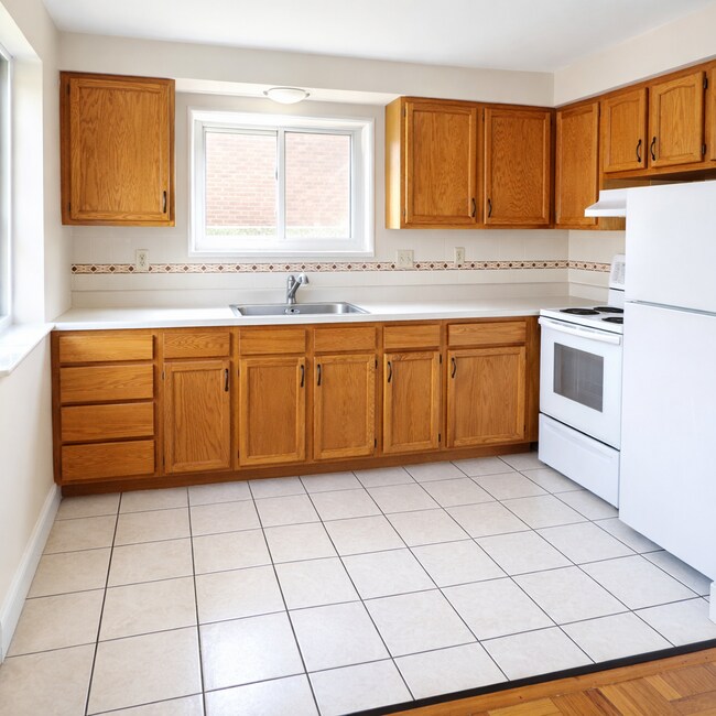Interior Photo - OXFORD COURT APARTMENTS -- 054