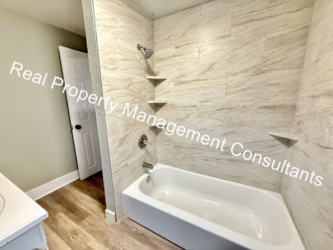 Building Photo - Updated 2-Bedroom Duplex in Kansas City, KS