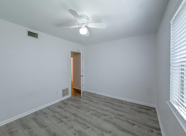 Building Photo - 3200 Langley Cir