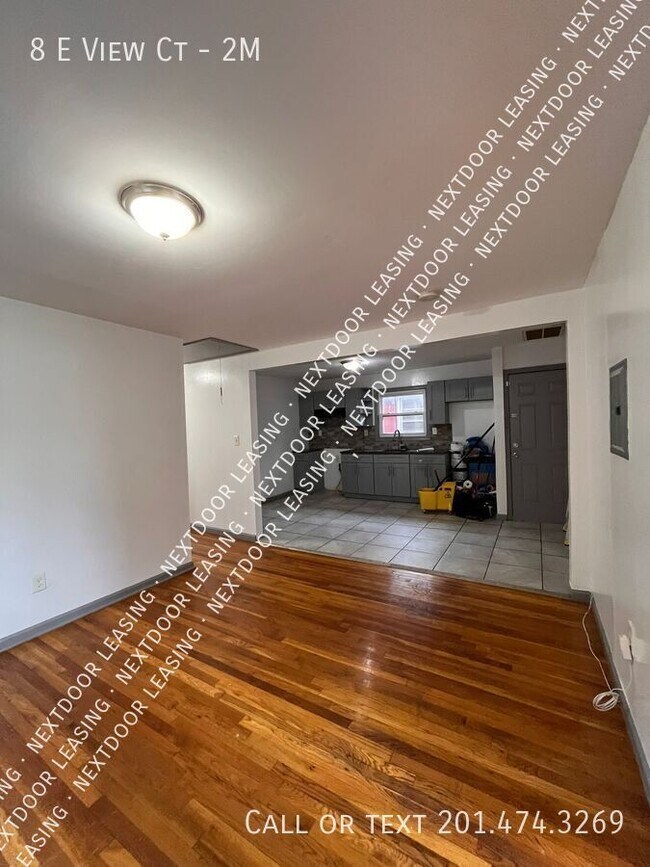 Building Photo - 8 E View Ct