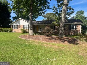 Building Photo - 2075 Pinewood Dr