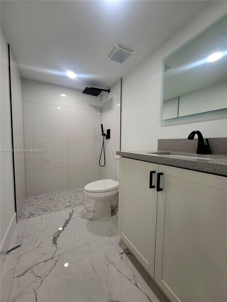 Building Photo - 5913 SW 36th Ct