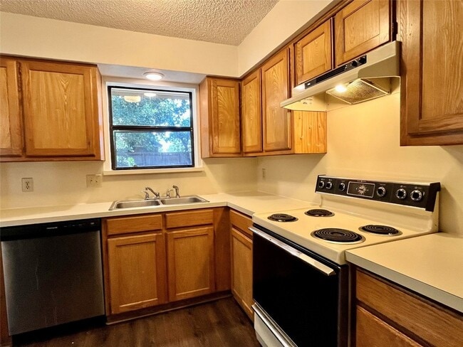 Primary Photo - 301 Joshua St