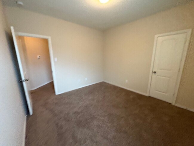 Building Photo - 4B2.5B Warm & Spacious Home in Remington R...