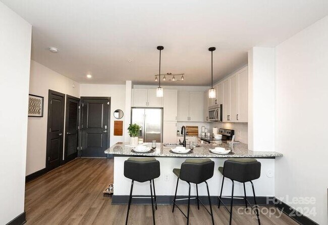 Building Photo - 425 W Trade St