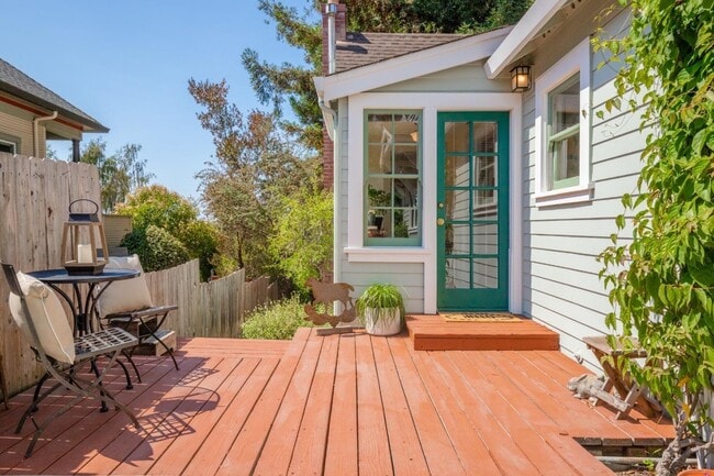 Building Photo - 114 Fairbanks St