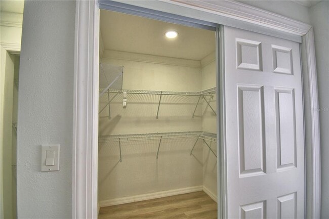 Building Photo - 2405 Roslyn Ln